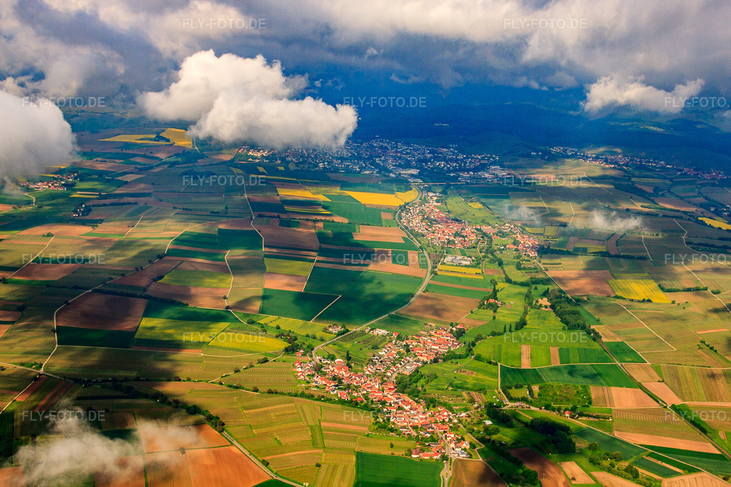Luftbild: Ortsansicht im Erlenbachtal unter tiefen Wolken im Ortsteil Kapellen in Kapellen-Drusweiler im Bundesland Rheinland-Pfalz in Deutschland. Foto: IMG_57214.jpg vom 18.05.2013 durch Werner Riehm/FLY-FOTO.deAuflösung des Originals: 4752 x 3168 px