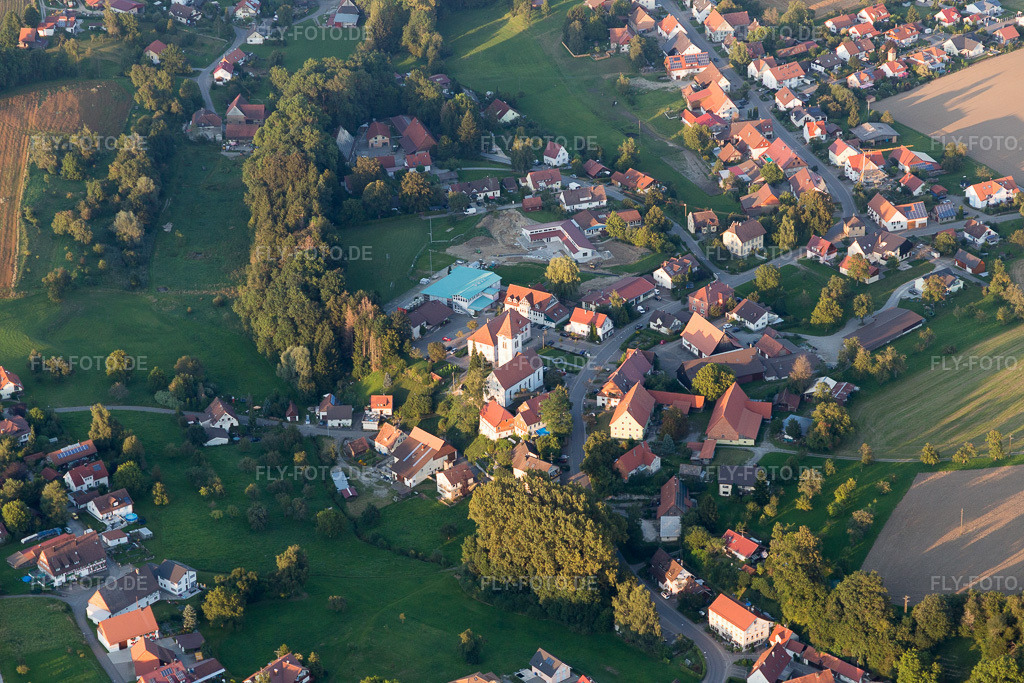 Luftbild: landwirtschaftlichen Feldern und Nutzflächen im Ortsteil Herdwangen in Herdwangen-Schönach im Bundesland Baden-Württemberg in Deutschland. Foto: IMG_094399.jpg vom 27.08.2016 durch Werner Riehm/FLY-FOTO.de