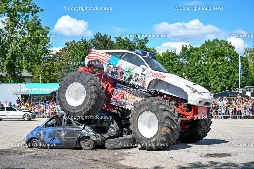 Linz_ Autostunt_ Monstertruck_ Show_ 20.05.2024-50 | 20.05.2024, Linz, AUT, Stuntshow, im Bild Linz, Autostunt, Monstertruck, Show, Schrottauto, Stuntman, Motor, Artistik, Ueberschlag, Feuershow, Zuschauer
