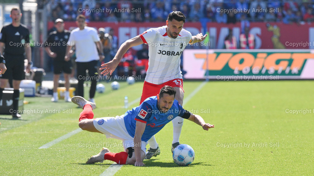 Holstein Kiel vs SC Freiburg | Steven Skrzybski (Kiel #7) / Vincenzo Grifo (Freiburg #32) / Fußball-Bundesliga Männer 2024/2025 / 33. Spieltag / Holstein Kiel vs SC Freiburg / Holstein-Stadion / Kiel / 10.05.25 - Realisiert mit Pictrs.com