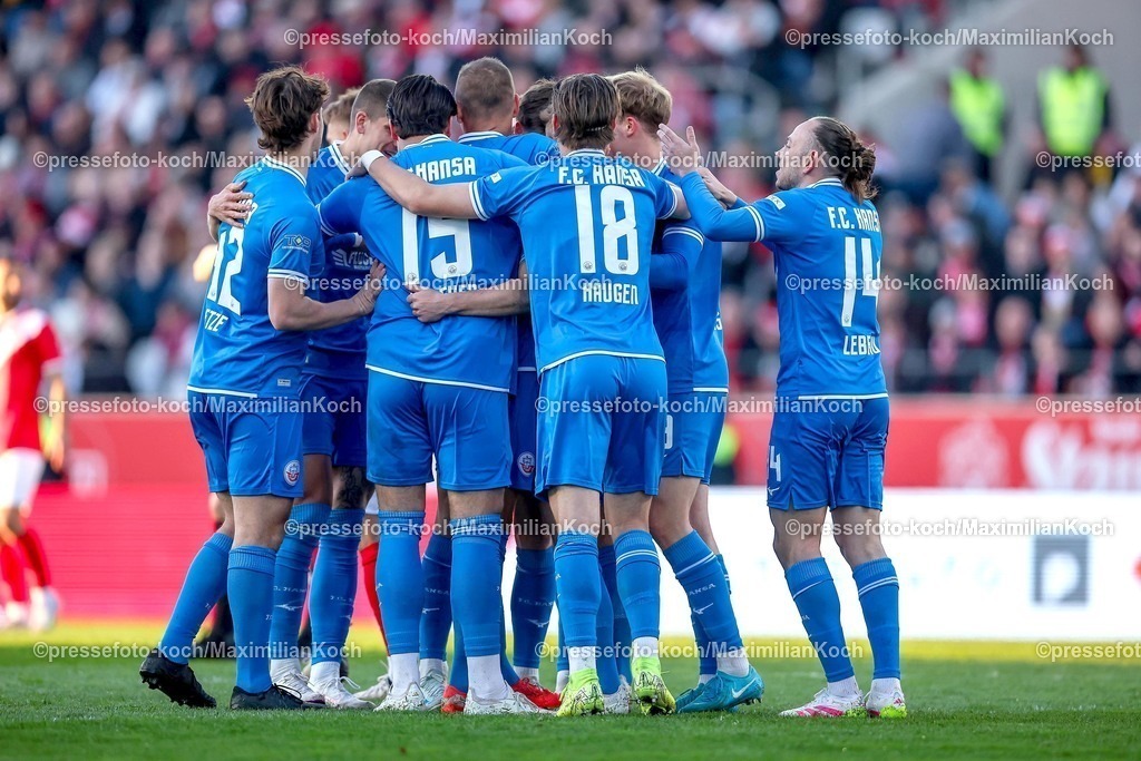 RWE06042501032 | 2025.04.06, Fußball, 3.Liga, Rot-Weiss Essen - FC Hansa Rostock, Stadion Hafenstraße, Saison 2024 2025: Torjubel nach dem Tor zum 1:0 durch Torschütze Cedric Harenbrock (FC Hansa Rostock #08) DFB regulations prohibit any use of photographs as image sequences and or quasi-video.
