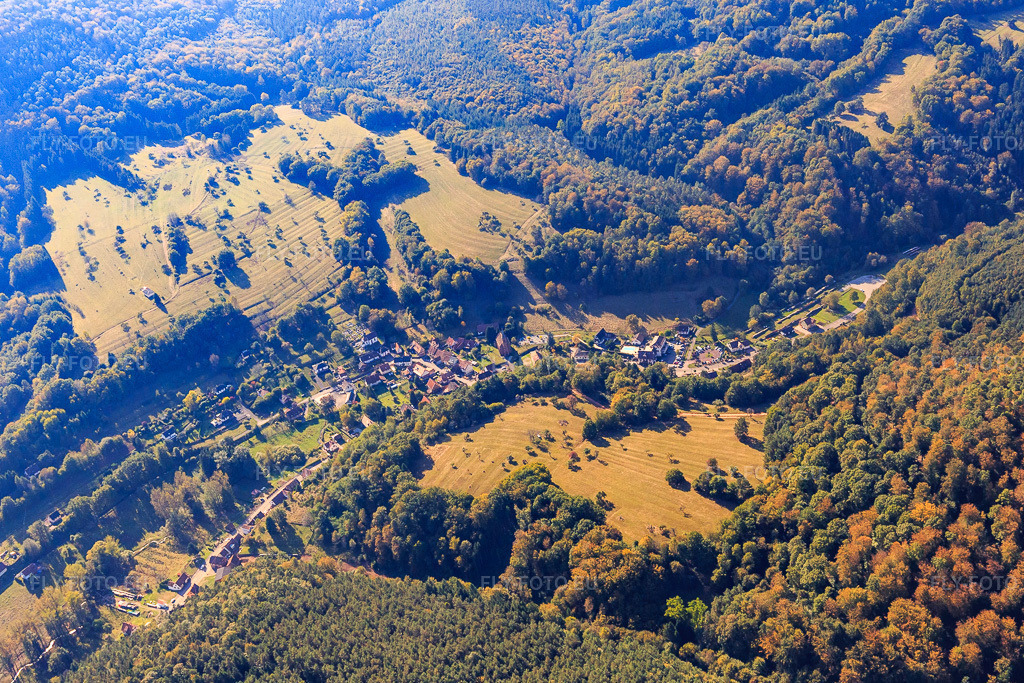 Vue aérienne: Vue de la ville depuis le nord-est à Niedersteinbach dans le département Bas Rhin, France – .Photo: IMG_095094.jpg prise le 16/10/2016 par Werner Riehm/FLY-FOTO.eu – Résolution de l'original: 5083 x 3388 px