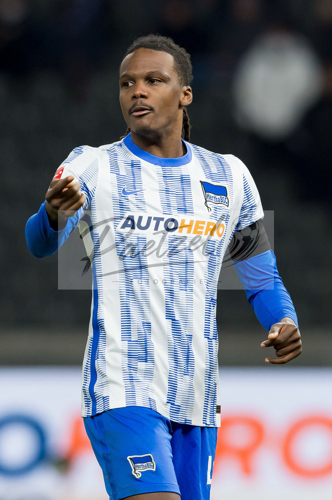 BSCFCB20220123_097 | Fussball, Herren: Dedryck Boyata (Hertha BSC) gestikuliert, Gestik bei dem Spiel der 1. Bundesliga zwischen Hertha BSC und FC Bayern Muenchen im Olypiastadion am 23.01.2022 in Berlin, Deutschland.DFB / DFL REGULATIONS PROHIBIT ANY USE OF PHOTOGRAPHS AS IMAGE SEQUENCES AND/OR QUASI-VIDEO. - Realisiert mit Pictrs.com