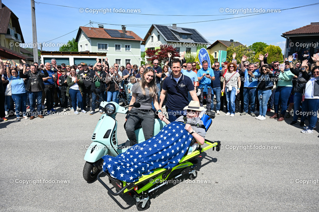 Rollende Engel_ Vespa_ 07.05.2023-21 | 07.05.2023, Neuhofen, Kremsmuenster, AUT, Rollende Engel Vespatreffen, im Bild Saskia Stadler (Stadler Motorsport), Florian Aichhorn (Rollende Engel), Patient Josef Wuehl