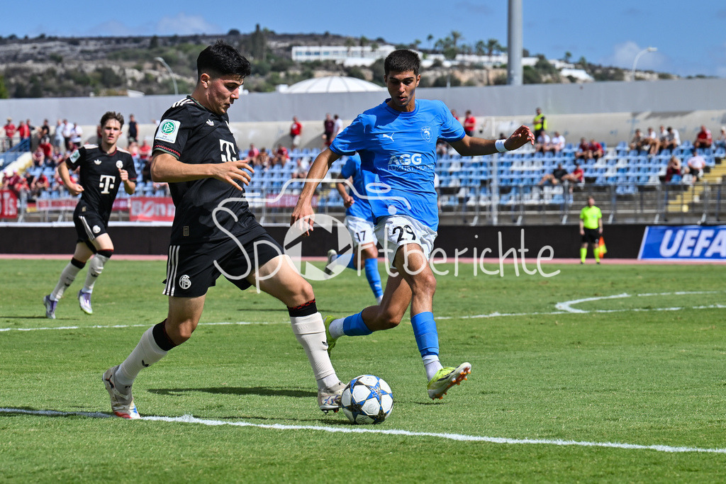 Papohs FC U19 - FC Bayern München U19 | im Duell Felipe CHAVEZ (FCB #10) und Kosmas IOANNOU (Paphos FC U19 29) / Zweikampf / UEFA Youth League: Paphos FC U19 - FC Bayern München U19; Stelios Kyriakides Stadium am 30.09.2025