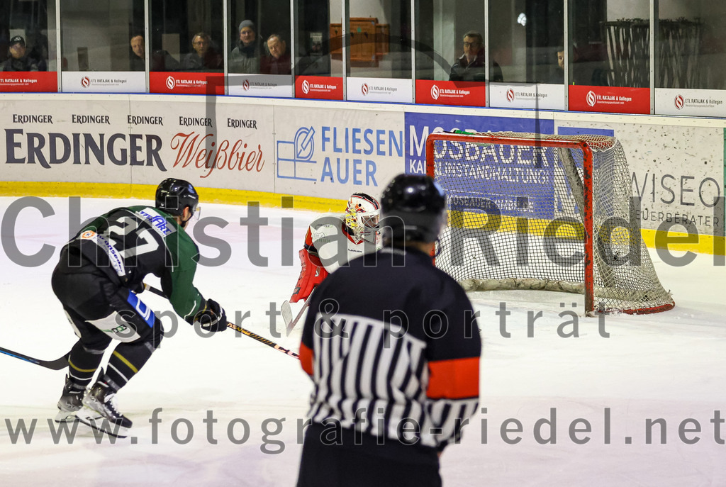 2023-01-13_120_TSV_Erding_gegen_VfE_Ulm-Neu-Ulm | Erding, Deutschland, 13.01.2023:
Eishockey, Bayernliga 2022 / 2023, 27. Spieltag, TSV Erding gegen VfE Ulm/Neu-Ulm, Endergebnis: 

Mark Waldhausen (Erding Gladiators, #27), Torwart David Heckenberger (VfE Ulm/Neu-Ulm e. V., #3)

Foto: Christian Riedel / fotografie-riedel.net