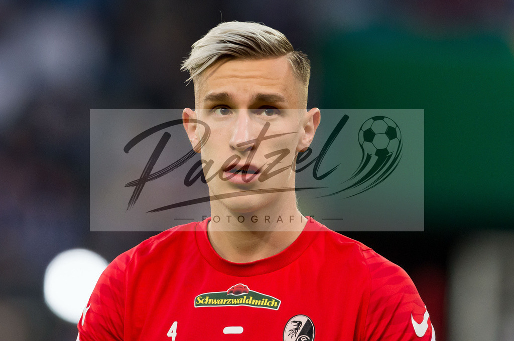 HSVSCF20220419_291 | Fussball, Herren: Nico Schlotterbeck (SC Freiburg) schaut beim DFB-Pokal-Halbfinalspiel zwischen Hamburger SV und SC Freiburg im Volksparkstadion am 19.04.2022 in Hamburg, Deutschland.DFB / DFL REGULATIONS PROHIBIT ANY USE OF PHOTOGRAPHS AS IMAGE SEQUENCES AND/OR QUASI-VIDEO. - Realisiert mit Pictrs.com