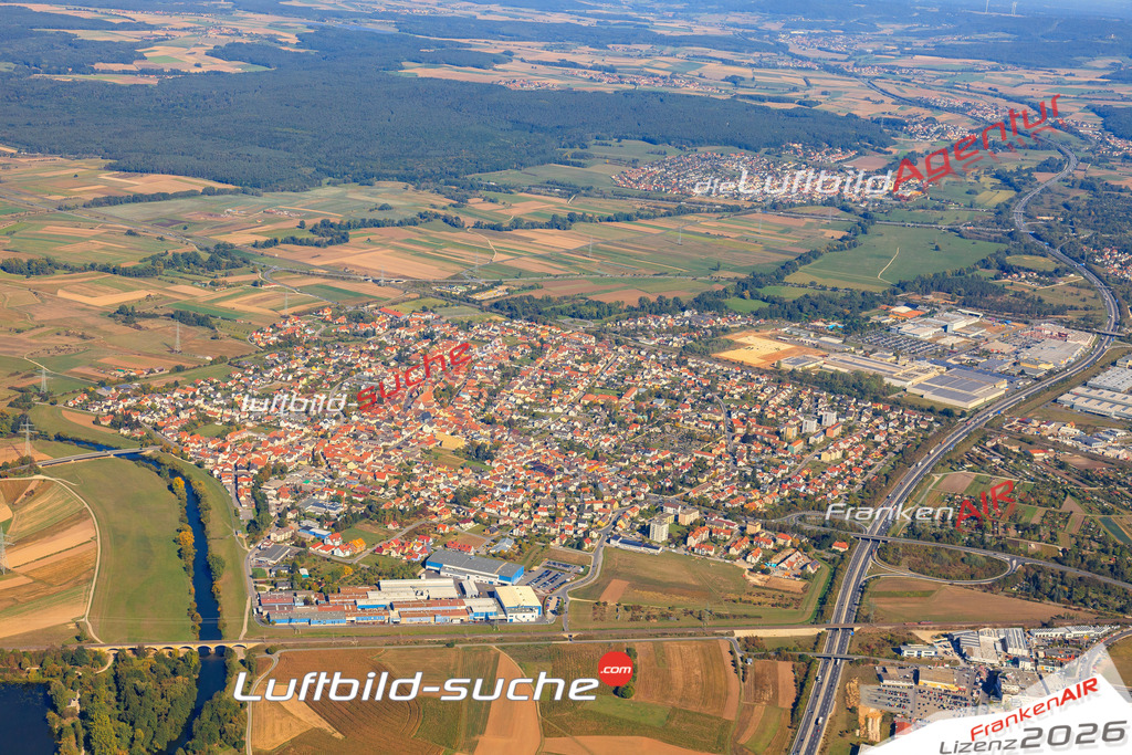Die Luftaufnahme der Stadt Hallstadt wurde vom UL-Flugzeug heraus erstellt ( keine Drohne )- hohe Auflösung für beste Qualität