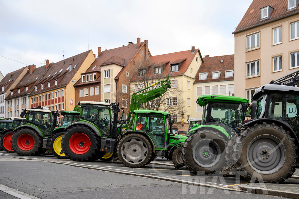 _DWI0353 | Bauerndemo gegen Agrarpolitik der Bundesregierung  auf dem Straße Obstmarkt und Hauptmarkt . Nürnberg, 08.01.2024 - Realisiert mit Pictrs.com