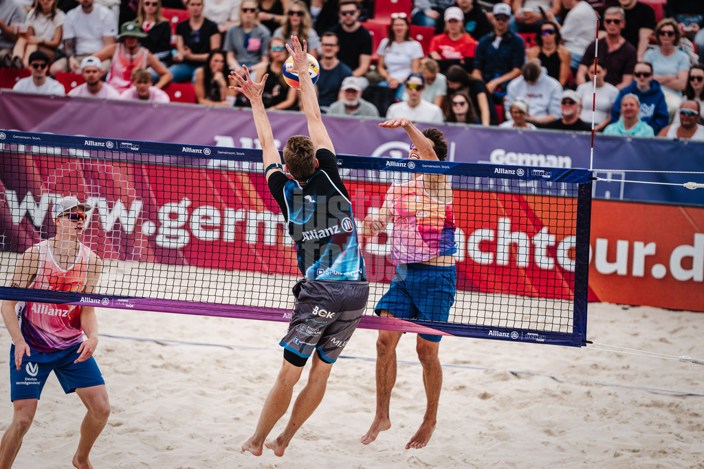 Beachvolleyball | Männer | German Beach Tour 2024 | Tourstop Bremen | 08.06.2024 | Lui Wüst (rechts) wird geblockt von Milan Sievers (mitte)