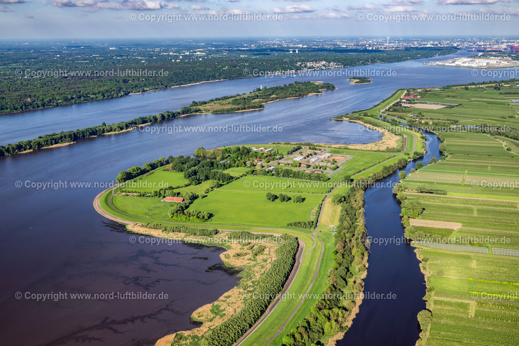Hahnöfersand_Elbinsel_ELS_0217070524 | JORK 06.05.2024 Gefängnis- Gelände und Sicherheitsumzäunung der Justizvollzugsanstalt JVA auf der Insel im Flußverlauf der Elbe im Ortsteil Hahnöfersand in Jork Altes Land im Bundesland Niedersachsen, Deutschland. Nur für redaktionelle Nutzung freigegeben ! // Prison grounds and high security fence Prison on the island in the course of the Elbe river in the district Hahnoefersand in Jork Old Land in the state Lower Saxony, Germany. Editorial use only ! Foto: Martin Elsen