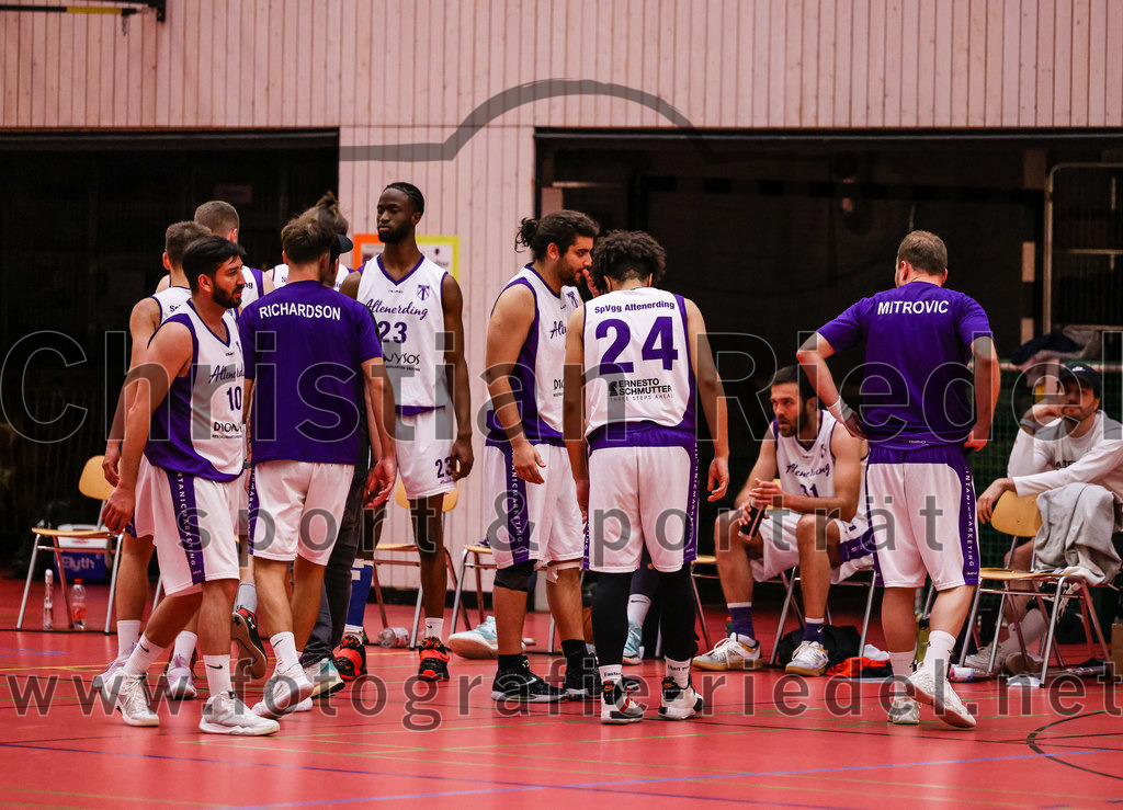 2022-05-29_097_SpVgg_Altenerding_gegen_Muenchen_Basket_2 | Erding, Deutschland, 29.05.2022:
Basketball, Bezirksliga 2021 / 2022, Herren Turnier der 2. der Aufstiegsrunden, SpVgg Altenerding gegen München Basket 2, Endergebnis: 

Abdul Azim Amani (SpVgg Altenerding, #10), +a23+, Justin Ledbetter (SpVgg Altenerding, #24), Marko Mitrovic (SpVgg Altenerding, #1)

Foto: Christian Riedel / fotografie-riedel.net