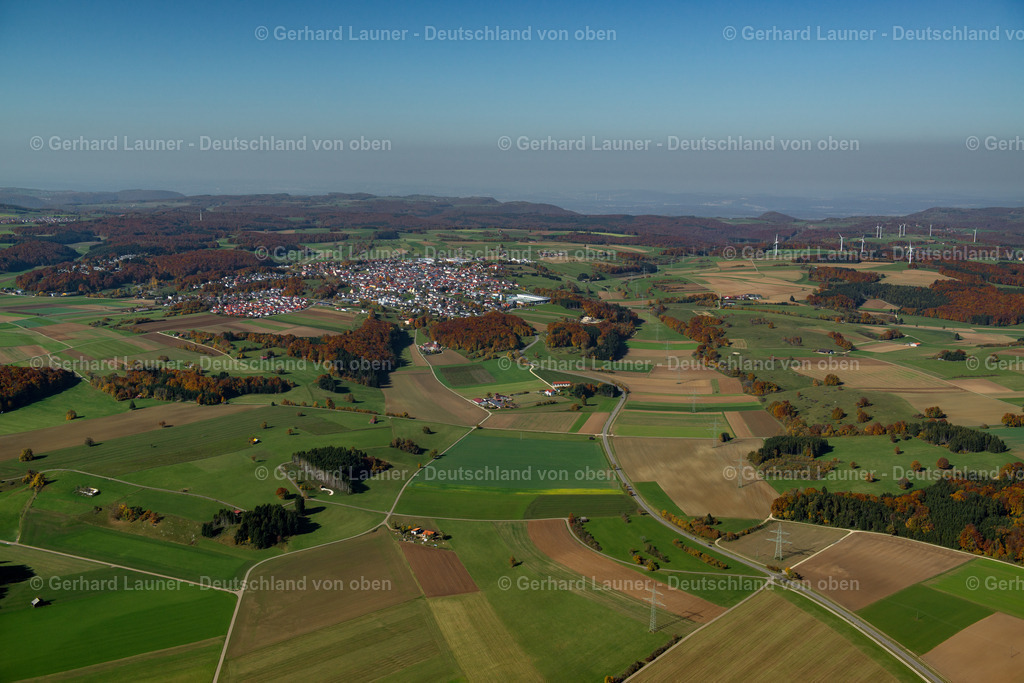 3704760 | Schwäbische Alb bei WESTERHEIM 16.10.2017 Grasflächen- Strukturen einer Feld- und Wiesen- Landschaft  in Westerheim im Bundesland Baden-Württemberg, Deutschland // Structures of a field landscape  in Westerheim in the state Baden-Wuerttemberg, Germany Foto: Gerhard Launer