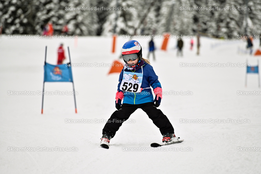SRF_20.02.2026_0441 | Skirennfotos,Serfaus,Fiss,Ladis,Kinderskirennen,Winter,Tirol,Oberland,skirace,SFL,feelfree,weil wir's genießen,ski,Ski,skifahren,Sonnenplateau, - Realisiert mit Pictrs.com