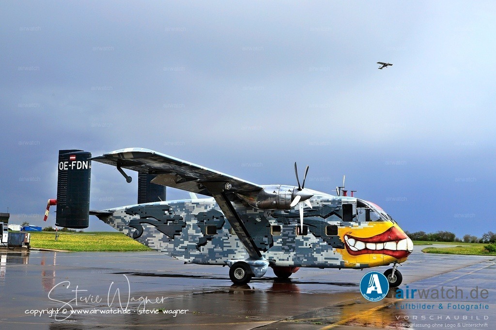 Flying Shoebox - Short S.C.7 Skyvan auf dem Flugplatz Husum-Schwesing | Die Fertigung des als „fliegender Schuhkarton" bekannten Flugzeugs dauerte bis 1986, wobei insgesamt 149 bis 153 Exemplare (je nach Quelle) gebaut wurden.
