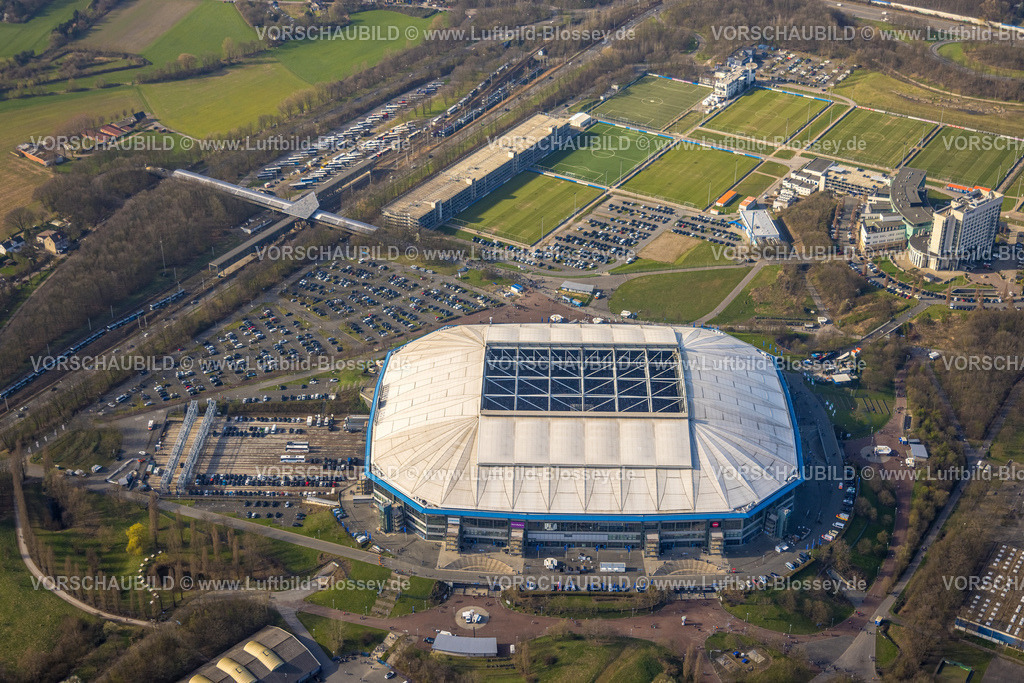 Gelsenkirchen240304895Schalke | Luftbild, Veltins-Arena Bundesligastadion des FC Schalke 04 mit offenem Dach und gefüllten Parkplätzen, Fußballfans am Stadion, Berger Feld, Erle, Gelsenkirchen, Ruhrgebiet, Nordrhein-Westfalen, Deutschland