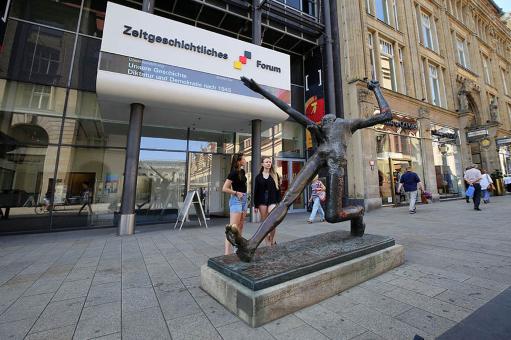 Foto: Leipzig - Der Jahrhundertschritt | Das Team hinter BILDLEXIKON LEIPZIG bündelt historische wie aktuelle Informationen über die Stadt Leipzig in Text und Bild auf einer Plattform und stellt diese der interessierten Öffentlichkeit zur Verfügung.