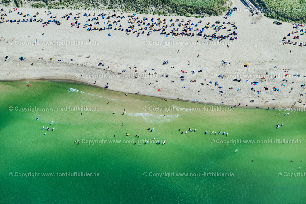 Sylt_Wenningstedt_Wassersport_Strand_ELS_4892130825 | WENNINGSTEDT (SYLT) 13.08.2025 Sandstrand- Landschaft entlang des Küsten- Verlaufes in Wenningstedt (Sylt) auf der Insel Sylt im Bundesland Schleswig-Holstein, Deutschland. // Beach landscape along the in Wenningstedt (Sylt) at the island Sylt in the state Schleswig-Holstein, Germany. Foto: Martin Elsen
