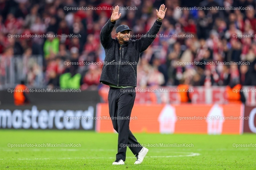 UCL22102501123 | 22.10.2025, Fußball, UEFA Champions League, FC Bayern München - Club Brügge, Allianz Arena, Saison 2025 2026: Abschlussjubel nach dem 4:0 Sieg der Bayern. Cheftrainer Vincent Kompany (FC Bayern Muenchen #hc) grüßt jubelnd in die FankurveRegulations prohibit any use of photographs as image sequences and or quasi-video.