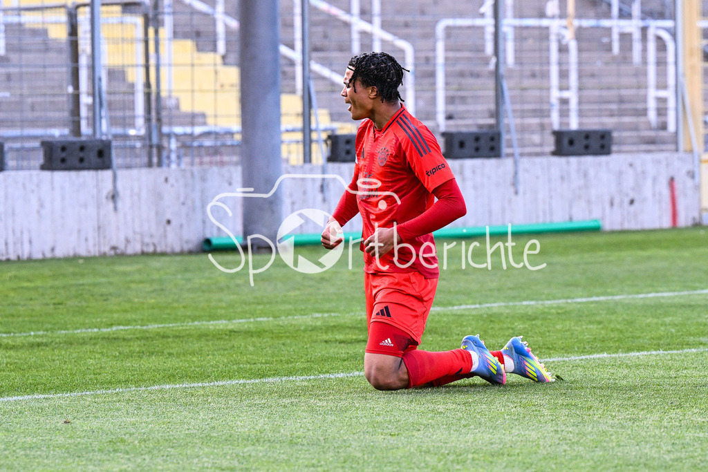 FC Bayern Amateure - Türkgücü München | Jubel der Bayern Amateure nach dem Treffer zum 3-0 durch Julien YANDA (FC Bayern München II #3) / Tor / Torschuetze / Freude / Happy / Regionalliga Bayern: FC Bayern Muenchen II - Tuerkguecue Muenchen, Gruenwalder Stadion am 09.05.2025