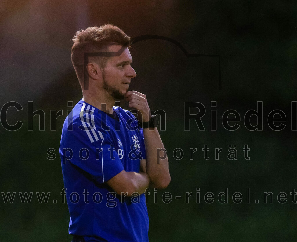 2023-08-22_074_FC_Finsing_gegen_SC_Moosen-Vils | Finsing, Deutschland, 22.08.2023:
Fußball, Kreisliga 2023 / 2024, 5. Spieltag, FC Finsing gegen SC Moosen/Vils, Endergebnis: 5:0

Trainer Marcus Balbach (SC Moosen/Vils)

Foto: Christian Riedel / fotografie-riedel.net