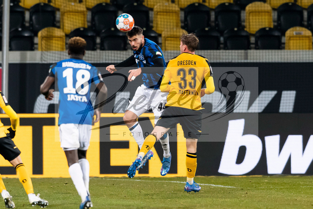 SGDHSV20220114_059 | Fussball, Herren: Mario Vuskovic (Hamburger SV) und Christoph Daferner (SG Dynamo Dresden) im Zweikampf bei dem Spiel der 2. Bundesliga zwischen SG Dynamo Dresden und Hamburger SV im Rudolf-Harbig-Stadion am 14.01.2022 in Dresden, Deutschland.DFB / DFL REGULATIONS PROHIBIT ANY USE OF PHOTOGRAPHS AS IMAGE SEQUENCES AND/OR QUASI-VIDEO. - Realisiert mit Pictrs.com