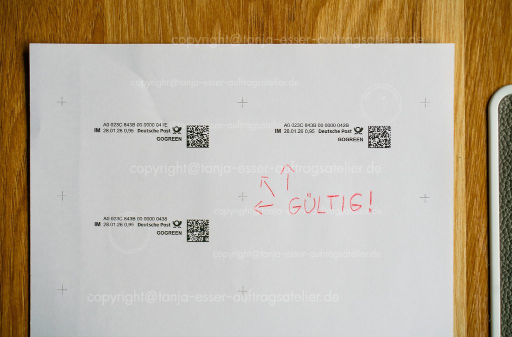 Online Briefmarken der Deutschen Post sind gültig | Brilon, Deutschland, 28. Januar 2026: Das Foto zeigt drei frisch ausgedruckten Internetmarken der Deutschen Post, die flach auf einer hellen Holzoberfläche liegen. Die Marken tragen das aktuelle Datum (28.01.26) und den Portowert von 0,95 Euro. Handschriftliche Ergänzung in roter Farbe: „GÜLTIG!“ Online Briefmarken, die aktuell für Standard Briefe gültig sind.                               