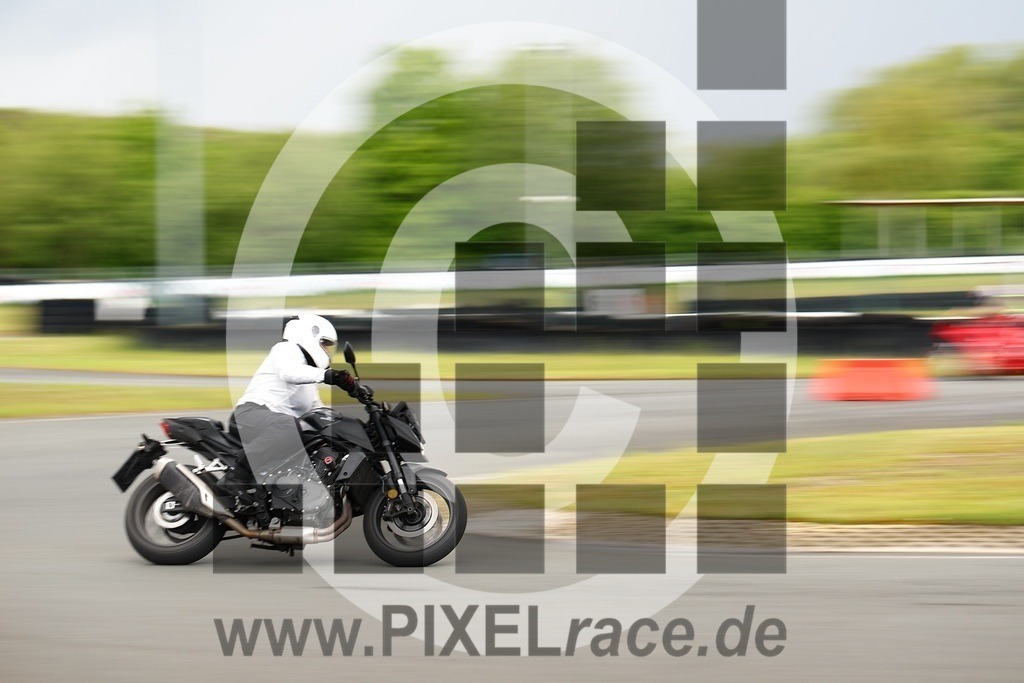 0040-20260513_02332 | Schöne Erinnerungen an spannende Momente - das festzuhalten ist unser Job. PIXELrace.de ist seit 2003 auf den Rennstrecken Europas unterwegs um die Action draußen beim Fahren und die wunderbare Stimmung imm Fahrerlager für euch einzufangen.