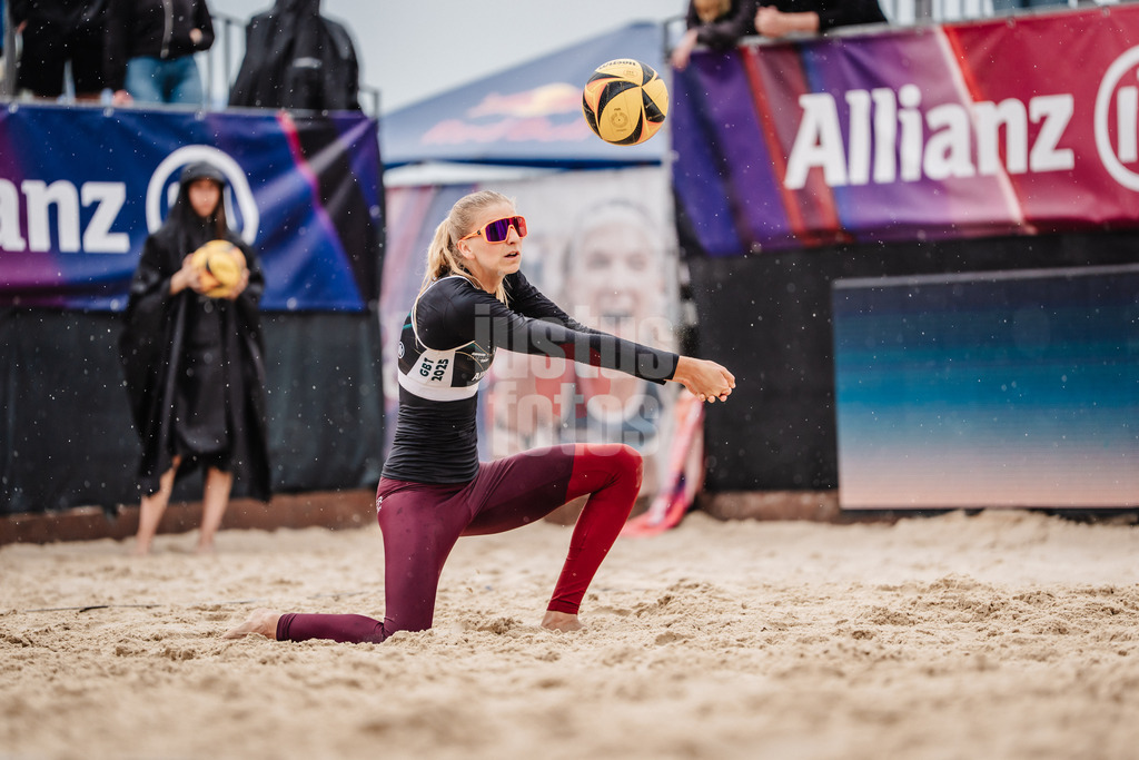 Beachvolleyball | Frauen | Allianz German Beach Tour 2025 | Tourstop Bremen | 15.06.2025 | Nele Barber nimmt den Ball an
