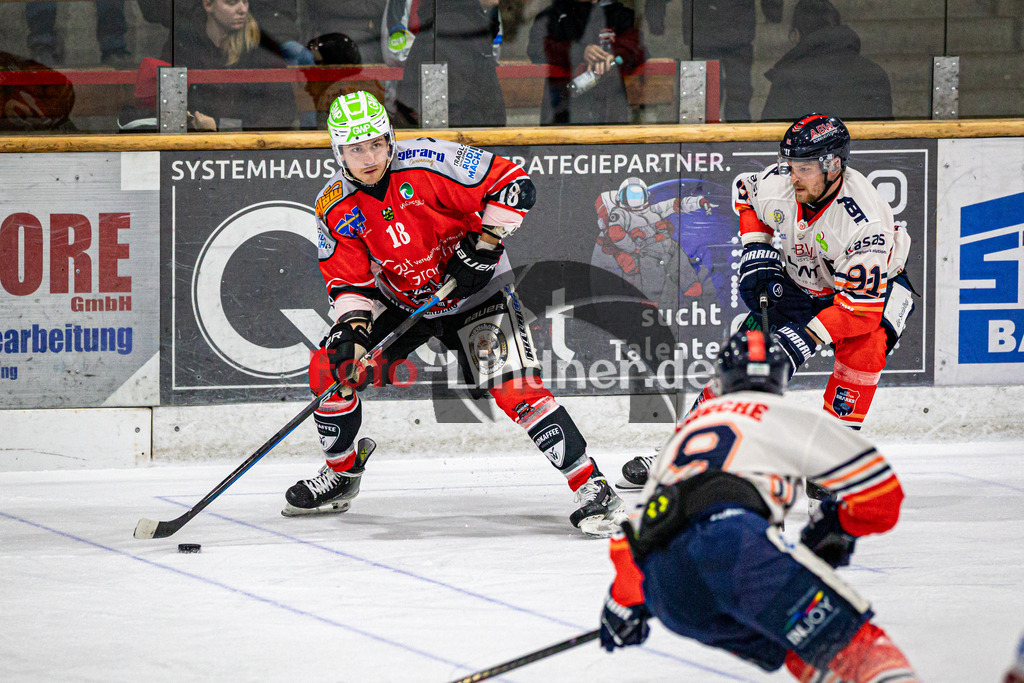 TSV Peißenberg MINERS vs ESC Kempten SHARKS | Eishockey Bayernliga Herren Vorrunde 2024/2025, TSV Peißenberg MINERS vs ESC Kempten SHARKS, 20241018,Valentin HÖRNDL (MINERS 18) in Aktion,2024-10-18 in Peißenberg (Eisstadion)Valentin HÖRNDL (MINERS 18), Mauro SEIDER (SHARKS 91)Copyright: WolfgangxLindner foto-lindner.de