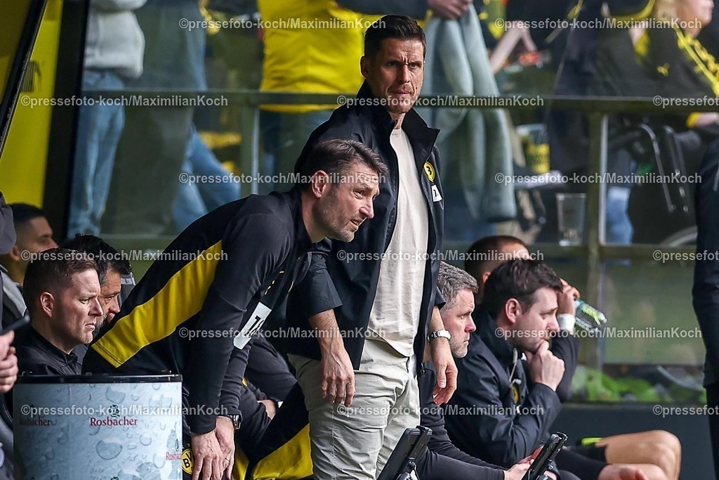 BVB08032502310 | 08.03.2025, Fußball, Borussia Dortmund - FC Augsburg, 1. Fußball Bundesliga, 25. Spieltag, Signal Iduna Park, Saison 2024 2025: Sebastian Kehl (Sportdirektor BVB) auf der SpielerbankDFB regulations prohibit any use of photographs as image sequences and or quasi-video.