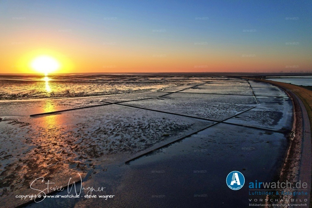 Nordsee, Nordfriesland, Beltringharderkoog, Luettmoorsee, Holmer Siel, Landgewinnung | Landgewinnung & Küstenschutz in Nordfriesland - Seitdem hat sich die Landgewinnung auf Nordstrand auf die Verbesserung der Küstenschutzmaßnahmen und die Wiederherstellung von Naturökosystemen konzentriert. Der Beltringharder Koog, ein 1987 eröffnetes Projekt, hat den Damm zu Land erweitert und Nordstrand von der Inselstatus befreit.