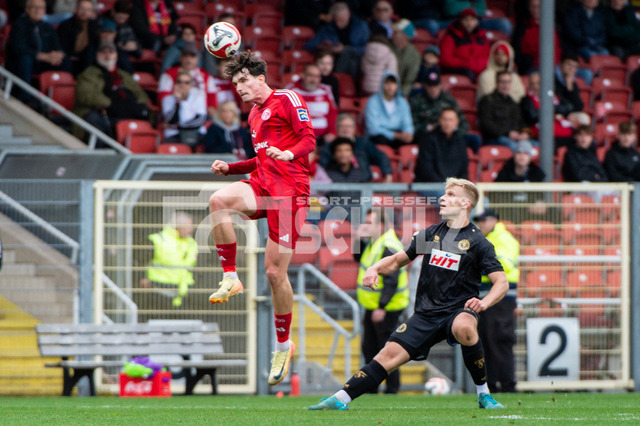 20241102_NSZ_5710 | Kopfball Kilian Skolik (Fortuna Düsseldorf U23,No.23). Rechts schaut Barne Pernot (Fortuna Köln,No.04) zuDEU, Düsseldorf, 02.11.2024 Fußball, Regionalliga West, Saison 2024/2025, 14. Spieltag, Fortuna Düsseldorf U23 - SC Fortuna Köln - Realisiert mit Pictrs.com