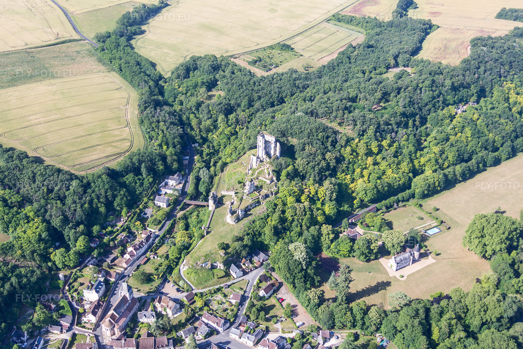 Vue aérienne: Complexe du château du Château de Lavardin à Lavardin dans le département Loir et Cher, France. Photo: IMG_081176.jpg prise le 19/06/2015 par Werner Riehm/FLY-FOTO.euRésolution de l'original: 5106 x 3404 px