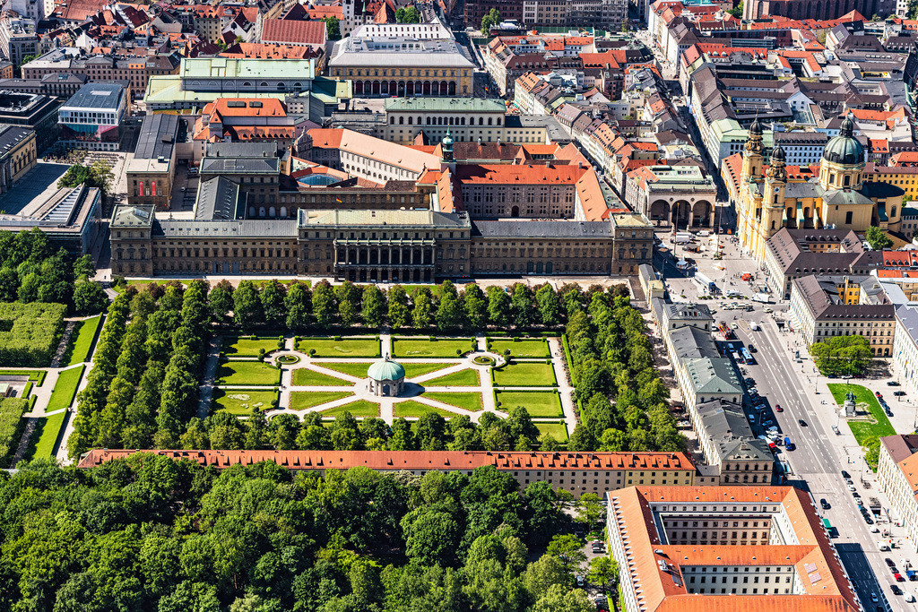 dr__0027521.jpg | MüNCHEN 24.05.2019 Blick auf den Hofgarten und den Odeonsplatz in München im Bundesland Bayern. Die barocke Parkanlage mit dem Pavillon Dianatempel in der Mitte grenzt an die Gebäude der Bayerischen Staatskanzlei, des Deutschen Theatermuseums und der Münchner Residenz. // View of the Hofgarten park in Munich in the state of Bavaria. Foto: Daniel Reiter