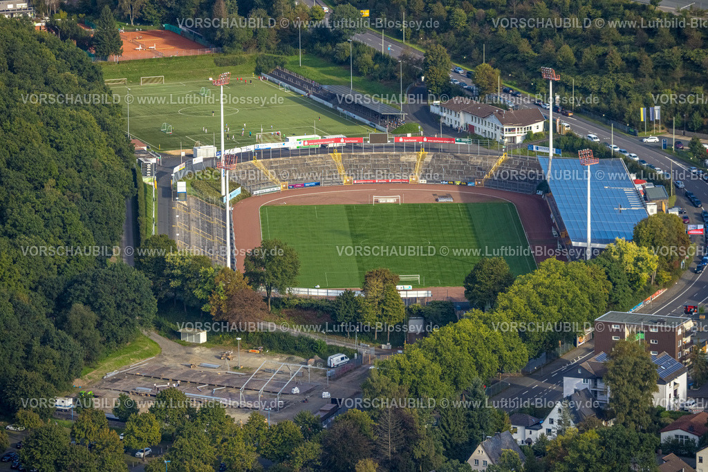 Siegen230912720 | Luftbild, Leimbachstadion der Sportfreunde Siegen, Tribünendach mit Solarpanel, Siegen-Rosterberg, Siegen, Siegerland, Nordrhein-Westfalen, Deutschland