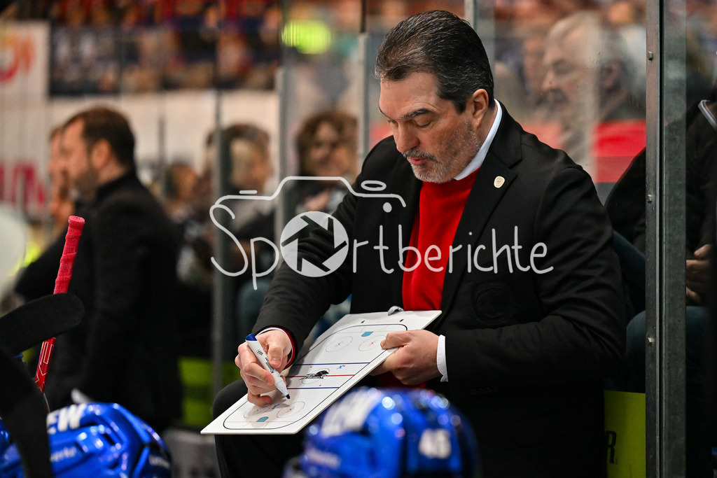 Iserlohn Roosters - Augsburger Panther | im Bild Larry MITCHELL Headcoach Augsburger Panther bei einem Powerbreak / Einzelfoto / Freisteller / DEL: Iserlohn Roosters - Augsburger Panther, Eissporthalle Iserlohn am 07.03.2025
