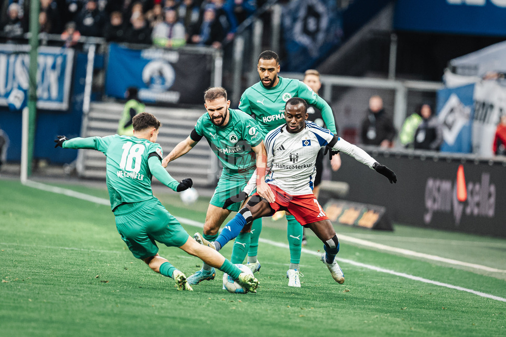 Fußball | Männer | Saison 2024/2025 | 2. Fußball-Bundesliga | 17. Spieltag | Hamburger SV vs. SpVgg Greuther Fürth | 21.12.2024 | Jean-Luc Dompe (#7, HSV) umgeben von Gegnern