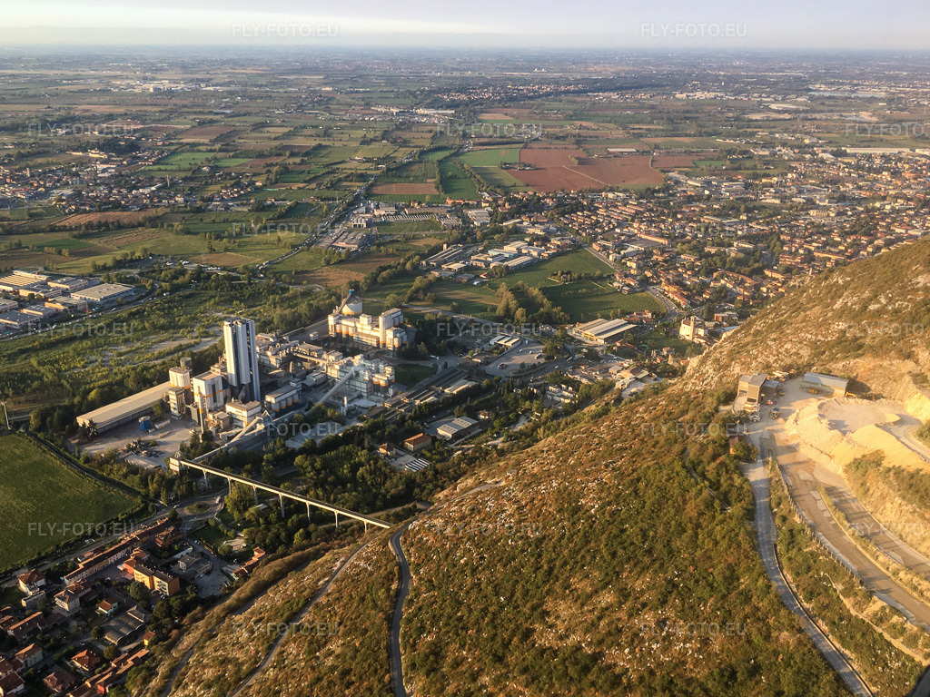 Vue aérienne: Cimenterie Italcementi Spa Rezzato à Rezzato dans le département Brescia, Italie – .Photo: IMG-135032.jpg prise le 23/09/2022 par Werner Riehm/FLY-FOTO.eu – Résolution de l'original: 3834 x 2875 px – Heidelberg MaterialsHeidelberg Materials