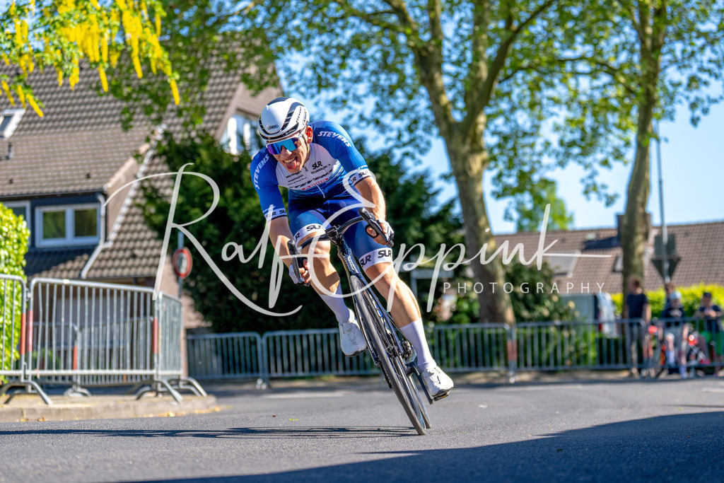 Spurt in den Mai 2026 - Großer Preis der Sparkasse Neuss | Annual one-day road cycling race "Großer Preis der Sparkasse Neuss" held in Büttgen, Germany, organized by VfR Büttgen 1912 e.V. The event features multiple races across all age categories from U11 youth to Elite men. - Realisiert mit Pictrs.com