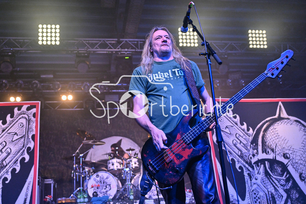 Evil Obsession | Sdom Frontmann Tom Angelripper beim Konzert in Regensburg mit seinem Bass am Mikrofon / Thomas SUCH / Evil Obsession Part II, Eventhall Airport am 29.12.2024