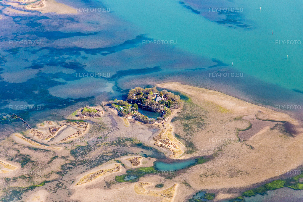 Vue aérienne: Paysage d'eau et de sable avec cabane de pêcheur sur l'Isola Sant Andrea à Lido di Grado près de Lignano Sabbiadoro à Lignano Sabbiadoro dans le département Udine, Italie. Photo: IMG_098108.jpg prise le 03/04/2017 par Werner Riehm/FLY-FOTO.eu – Résolution de l'original: 5472 x 3648 px