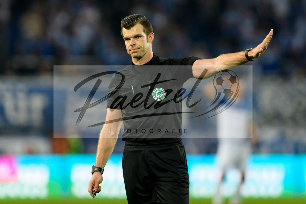 FCMFCK20210904_249 | Fussball, Herren: Schiedsrichter Alexander Sather gestikuliert beim Spiel der 3. Liga zwischen 1. FC Magdeburg und 1. FC Kaiserslautern in der MDCC-Arena am 04.09.2021 in Magdeburg, Deutschland.DFB / DFL REGULATIONS PROHIBIT ANY USE OF PHOTOGRAPHS AS IMAGE SEQUENCES AND/OR QUASI-VIDEO. - Realisiert mit Pictrs.com