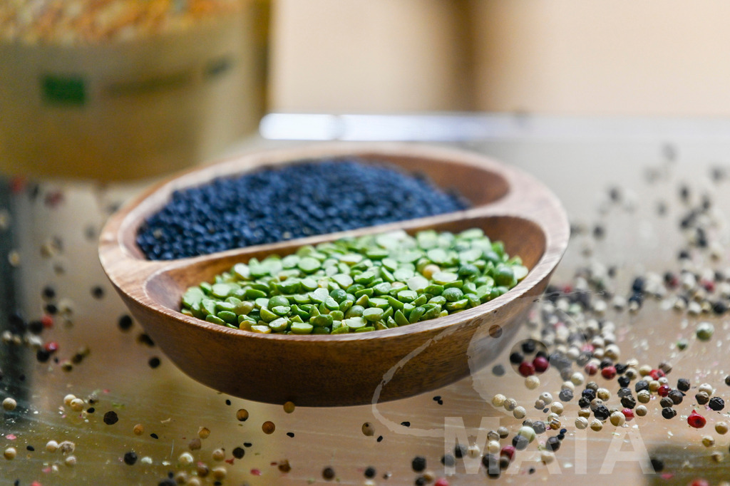 _DWI3647 | Das Herz der internationalen Bio-Branche schlug vom 26.–29.07.2022 für vier Tage in Nürnberg. Die BIOFACH, Weltleitmesse für Bio-Lebensmittel, und die VIVANESS, Internationale Fachmesse für Naturkosmetik, meldet sich mit der einmaligen „Summer Edition“ zurück. Groß war die Wiedersehensfreude der über 24.000 Fachbesucher aus 137 Ländern. Im Fokus: Der persönliche Austausch, Networking und vertiefte Gespräche zu den Themen der Zeit. Aber auch: Neuheiten und Trends entdecken und eintauchen mit allen Sinnen in die Produktvielfalt der 2.276 Aussteller aus 94 Ländern. Nürnberg, 29.07.2022 - Realisiert mit Pictrs.com