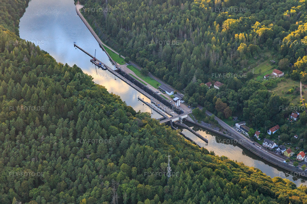 Luftbild: Saarwasserkraftwerk,. Staustufe und Schleuse Mettlach im Ortsteil Keuchingen in Mettlach im Bundesland Saarland in Deutschland. – Foto: IMG_149584.jpg vom 05.09.2025 durch Werner Riehm/FLY-FOTO.de – Auflösung des Originals: 5341 x 3561 px – Wasserkraft | Erneuerbare Energien bei RWE entdecken – Schleuse Mettlach