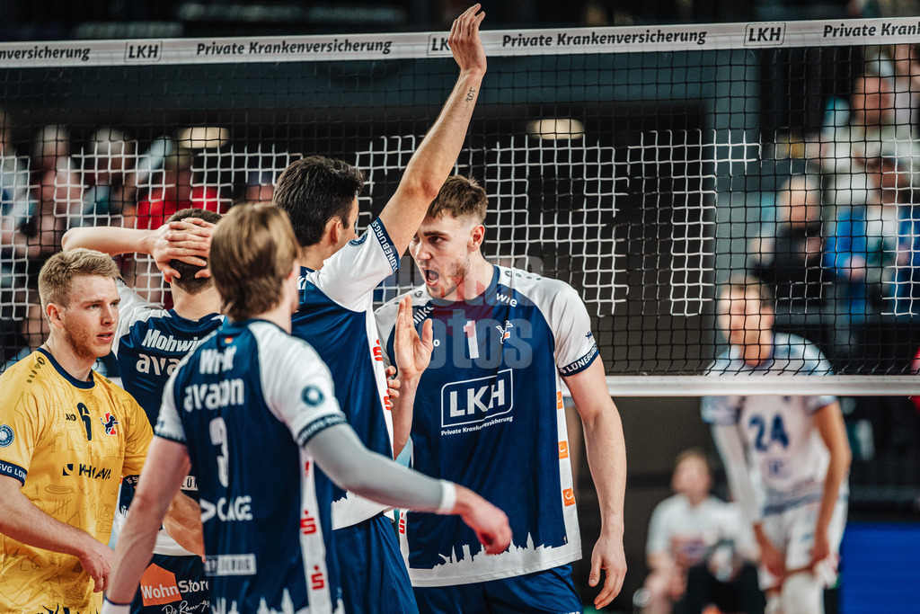 Volleyball | Herren | Saison 2024/2025 | 1. Volleyball Bundesliga Männer | Halbfinale | SVG Lüneburg vs. VfB Friedrichshafen | 05.04.2025 | Simon Torwie (#1, SVG Lüneburg) gibt Anweisungen