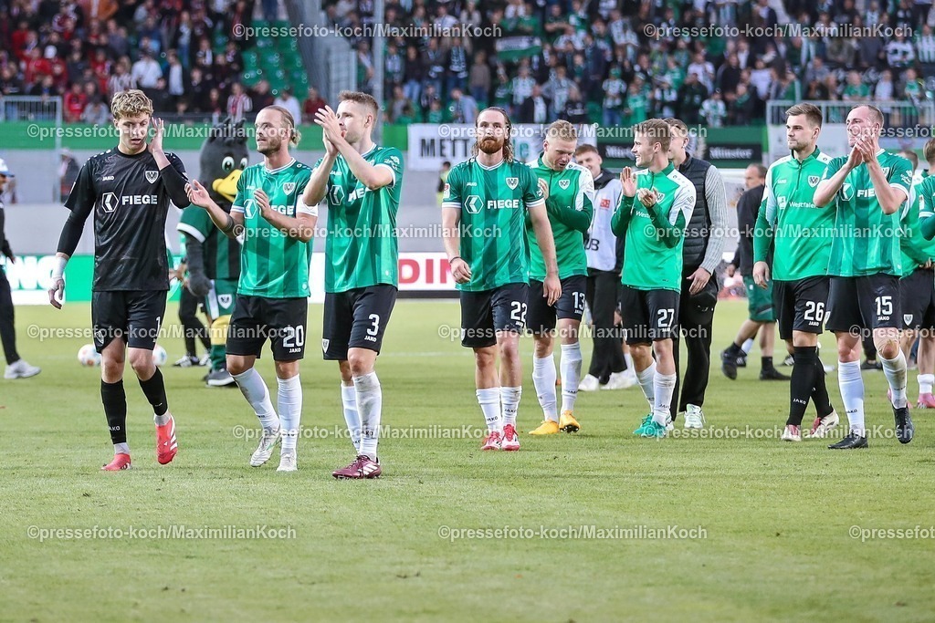 PRM22082501165 | 22.08.2025, Fußball, Preußen Münster - 1. FC Nürnberg, 2. Fußball Bundesliga,  Preußenstadion, Saison 2025 2026: Abschlussjubel nach dem 2:0 Sieg. Die Mannschaft lässt sich von den Fas feiern.  DFB regulations prohibit any use of photographs as image sequences and or quasi-video.