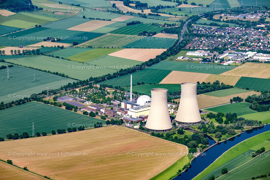 Emmerthal_Grohnde_Kraftwerk_AKW_ELS_0514050623 | GROHNDE 05.06.2023 Reaktorblöcke, Kühlturmbauwerke und Anlagen des AKW - KKW Atomkraftwerk - Kernkraftwerk in Grohnde im Bundesland Niedersachsen, Deutschland. Weiterführende Informationen bei: BGZ Gesellschaft für Zwischenlagerung mbH,  PreussenElektra GmbH. // Reactor blocks, cooling tower structures and facilities of the nuclear power plant in Grohnde in the state of Lower Saxony, Germany. Further information at: BGZ Gesellschaft fuer Zwischenlagerung mbH,  PreussenElektra GmbH. Foto: Martin Elsen