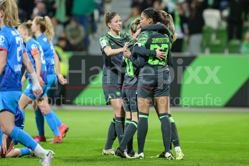 Fussball, Google Pixel Frauen-Bundesliga, VfL Wolfsburg - RB Leipzig | v.li.: woo mit Torjubel, Jubel, jubeln, jubelt, optimistisch, Spielszene, Highlight, Freude über das Tor zum 3:0, DIE DFB-RICHTLINIEN UNTERSAGEN JEGLICHE NUTZUNG VON FOTOS ALS SEQUENZBILDER UND/ODER VIDEOÄHNLICHE FOTOSTRECKEN. DFB REGULATIONS PROHIBIT ANY USE OF PHOTOGRAPHS AS IMAGE SEQUENCES AND/OR QUASI-VIDEO.