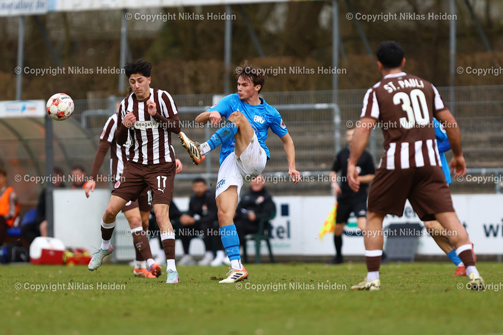 NH_FCStPauliU23_BWLohne_RegionalligaNord_01032026 | #17 Haron Sabah (FC St. Pauli U23) und , #25 Niklas Tepe (Blau-Weiß Lohne)Fußball I Herren I Regionalliga Nord I Saison 2025-2026 I 24. Spieltag I FC St. Pauli U23 - Blau-Weiß Lohne I 01.03.2026 I Edmund-Plambeck-Stadion